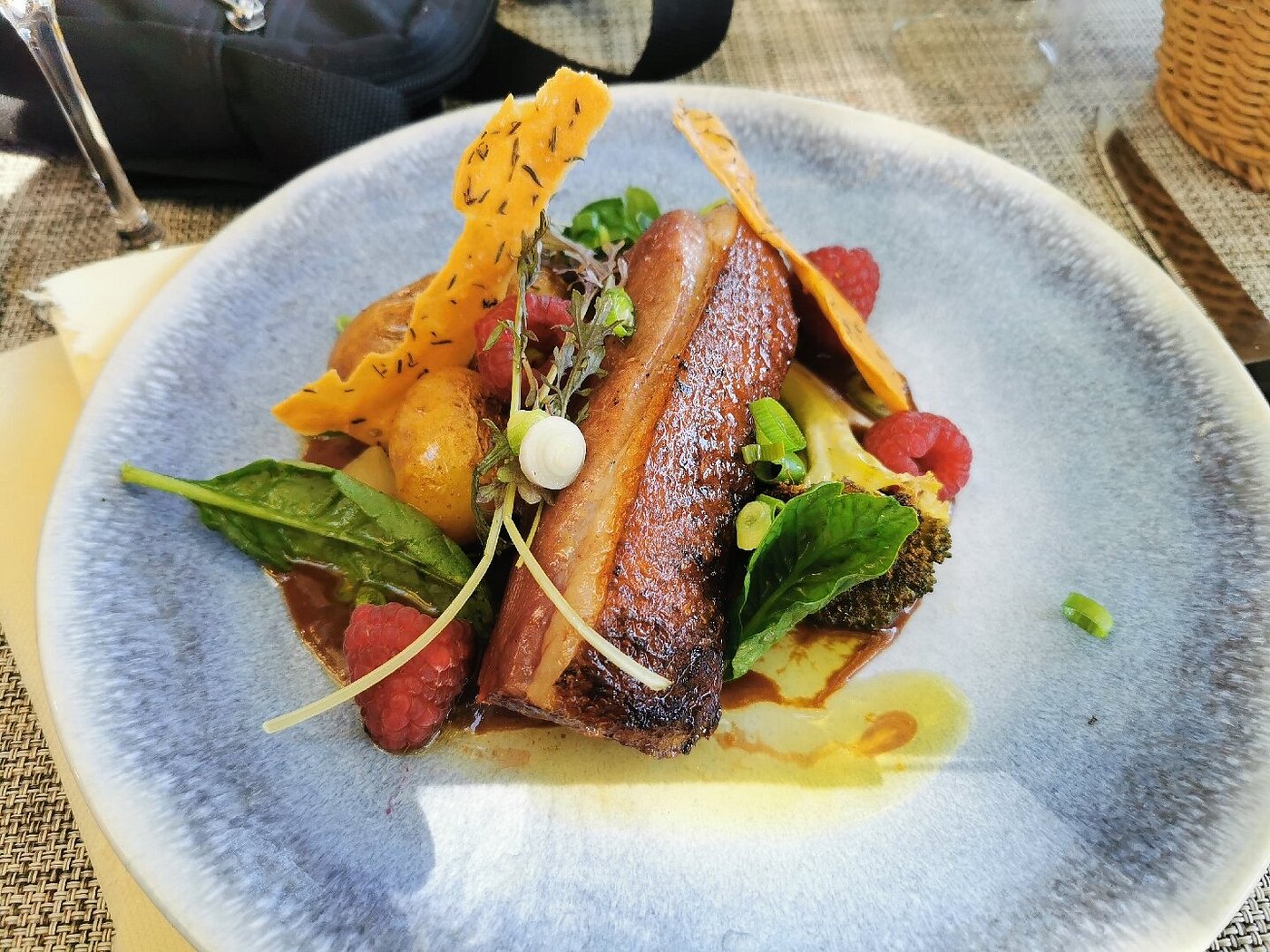 Intérieur chaleureux du Pot Occitan